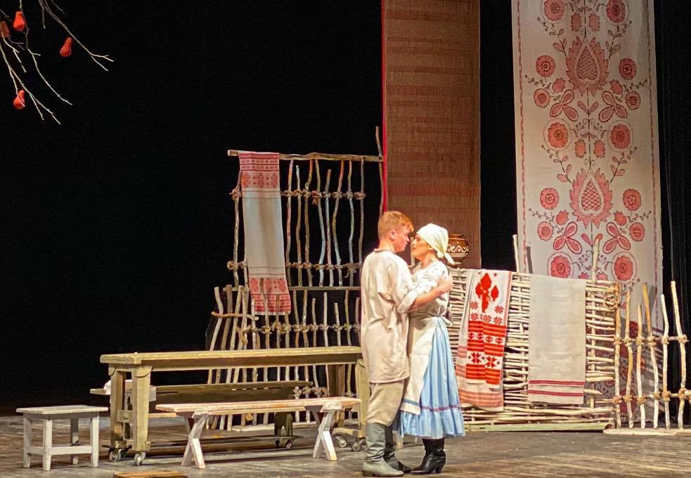 Одна з найромантичніших сцен комедії - Лаврін і Мелашка КайдашІ